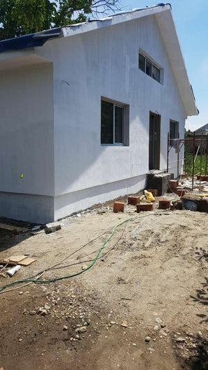 Application d'un revêtement d'apprêt pour la façade du projet de maison en métal à Craiova thumbnail