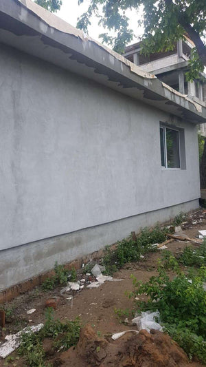 Application d'un revêtement d'apprêt pour la façade du projet de maison en métal à Craiova thumbnail