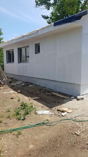 Application d'un revêtement d'apprêt pour la façade du projet de maison en métal à Craiova thumbnail