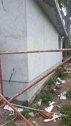 Application d'un revêtement d'apprêt pour la façade du projet de maison en métal à Craiova thumbnail