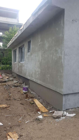 Application d'un revêtement d'apprêt pour la façade du projet de maison en métal à Craiova thumbnail