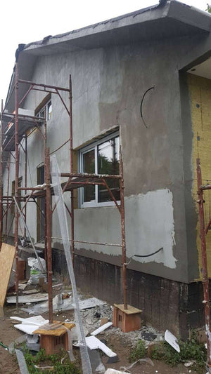 Application d'un revêtement d'apprêt pour la façade du projet de maison en métal à Craiova thumbnail