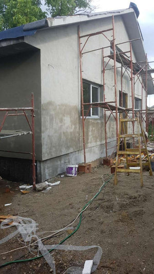 Application d'un revêtement d'apprêt pour la façade du projet de maison en métal à Craiova thumbnail