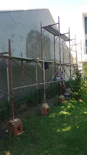 Application d'un revêtement d'apprêt pour la façade du projet de maison en métal à Craiova thumbnail