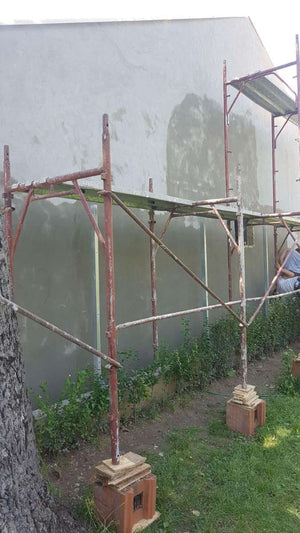 Application d'un revêtement d'apprêt pour la façade du projet de maison en métal à Craiova thumbnail
