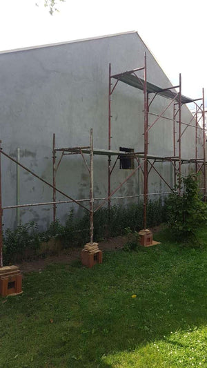 Application d'un revêtement d'apprêt pour la façade du projet de maison en métal à Craiova thumbnail