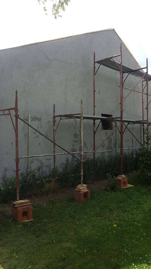 Application d'un revêtement d'apprêt pour la façade du projet de maison en métal à Craiova thumbnail