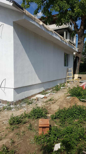 Application d'un revêtement d'apprêt pour la façade du projet de maison en métal à Craiova thumbnail