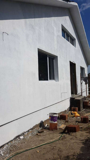 Application d'un revêtement d'apprêt pour la façade du projet de maison en métal à Craiova thumbnail