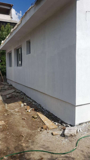 Application d'un revêtement d'apprêt pour la façade du projet de maison en métal à Craiova thumbnail