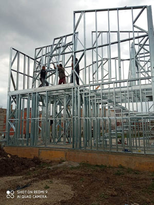 Montage de l'étage pour une maison avec une structure métallique de 115 mètres carrés à Berceni thumbnail