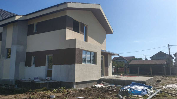 Accente decorative maro aplicate pe tencuiala siliconata