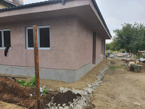 Application d'adhésif et de mastic pour la structure métallique du rez-de-chaussée de la maison thumbnail