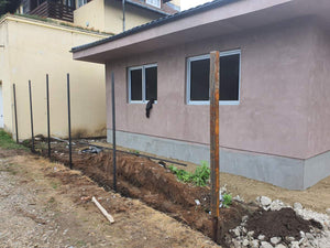 Application d'adhésif et de mastic pour la structure métallique du rez-de-chaussée de la maison thumbnail