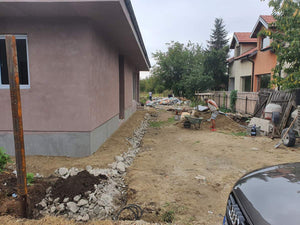 Application d'adhésif et de mastic pour la structure métallique du rez-de-chaussée de la maison thumbnail