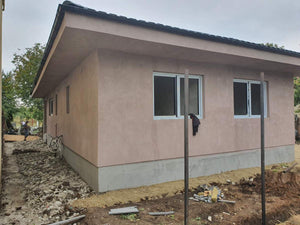 Application d'adhésif et de mastic pour la structure métallique du rez-de-chaussée de la maison thumbnail