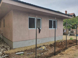 Application d'adhésif et de mastic pour la structure métallique du rez-de-chaussée de la maison thumbnail