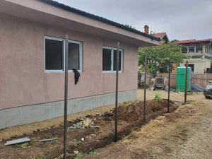 Application d'adhésif et de mastic pour la structure métallique du rez-de-chaussée de la maison thumbnail