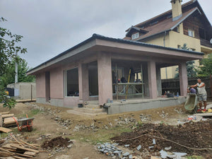 Application d'adhésif et de mastic pour la structure métallique du rez-de-chaussée de la maison thumbnail