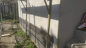Application d'adhésif et de mastic pour la structure métallique du rez-de-chaussée de la maison thumbnail