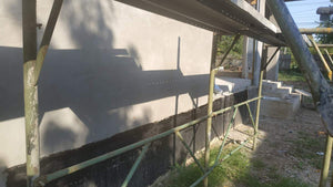 Application d'adhésif et de mastic pour la structure métallique du rez-de-chaussée de la maison thumbnail