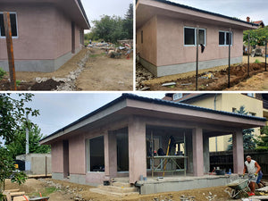 Application d'adhésif et de mastic pour la structure métallique du rez-de-chaussée de la maison thumbnail