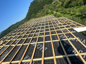 Application d'une feuille anticondensation et de lambris en bois sur le toit d'une maison métallique thumbnail