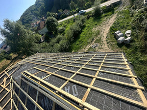 Application d'une feuille anticondensation et de lambris en bois sur le toit d'une maison métallique thumbnail