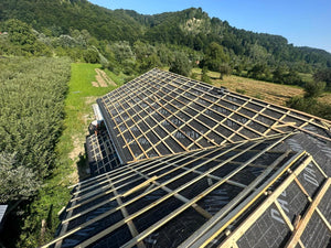 Application d'une feuille anticondensation et de lambris en bois sur le toit d'une maison métallique thumbnail