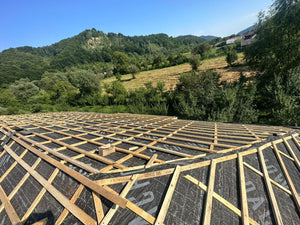 Application d'une feuille anticondensation et de lambris en bois sur le toit d'une maison métallique thumbnail