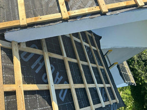 Application d'une feuille anticondensation et de lambris en bois sur le toit d'une maison métallique thumbnail