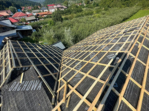 Application d'une feuille anticondensation et de lambris en bois sur le toit d'une maison métallique thumbnail