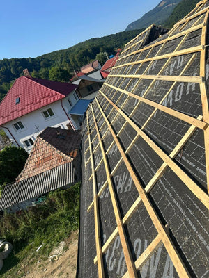 Application d'une feuille anticondensation et de lambris en bois sur le toit d'une maison métallique thumbnail