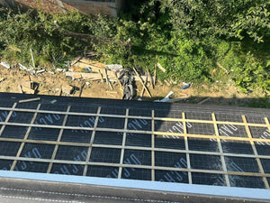Application d'une feuille anticondensation et de lambris en bois sur le toit d'une maison métallique thumbnail
