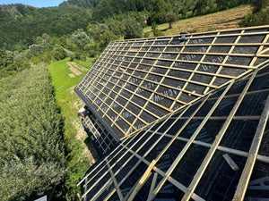 Application d'une feuille anticondensation et de lambris en bois sur le toit d'une maison métallique thumbnail
