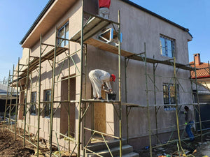 Application de mastic en deux couches sur les façades de la maison en métal thumbnail