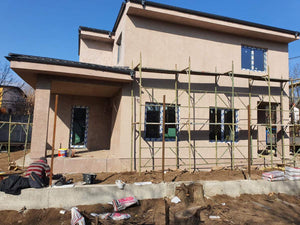 Application de mastic en deux couches sur les façades de la maison en métal thumbnail