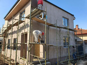 Application de mastic en deux couches sur les façades de la maison en métal thumbnail