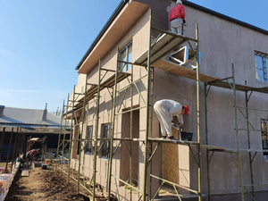 Application de mastic en deux couches sur les façades de la maison en métal thumbnail