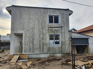 Application de mastic en deux couches sur les façades de la maison en métal thumbnail