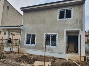 Application de mastic en deux couches sur les façades de la maison en métal thumbnail