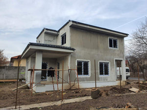 Application de mastic en deux couches sur les façades de la maison en métal thumbnail