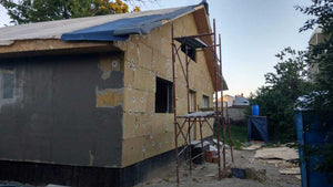 Application de mastic pour la façade du projet de maison en métal à Craiova thumbnail