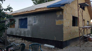 Application de mastic pour la façade du projet de maison en métal à Craiova thumbnail