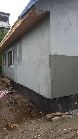 Application de mastic pour la façade du projet de maison en métal à Craiova thumbnail