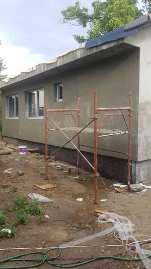 Application de mastic pour la façade du projet de maison en métal à Craiova thumbnail