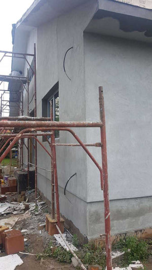 Application de mastic pour la façade du projet de maison en métal à Craiova thumbnail