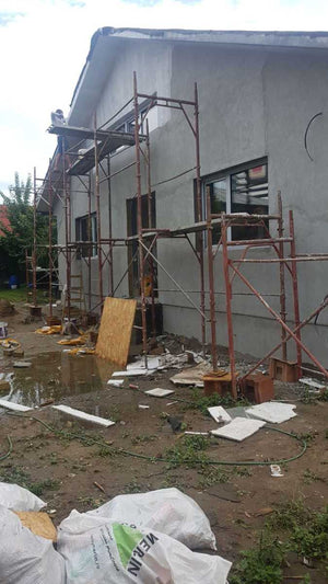 Application de mastic pour la façade du projet de maison en métal à Craiova thumbnail