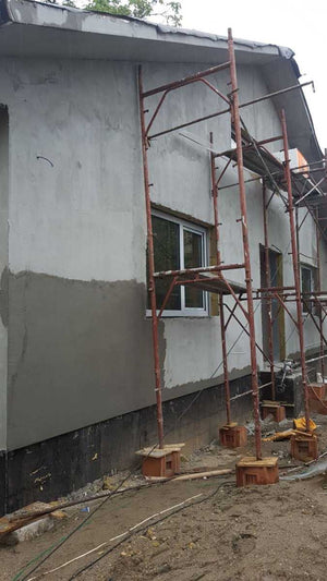 Application de mastic pour la façade du projet de maison en métal à Craiova thumbnail