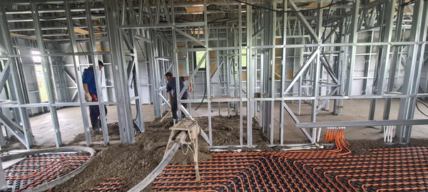 Aplicare sapa pe suprafata pardoselii cu tevi incalzire inglobate